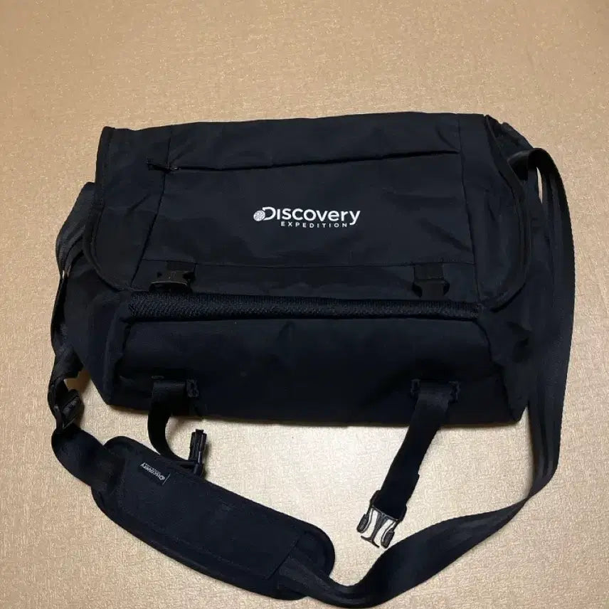 [BUNJANG] Discovery Messenger Bag / 디스커버리 메신저 백