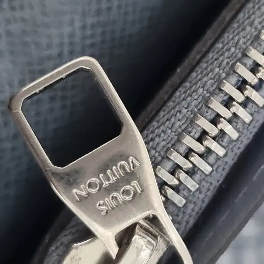 [BUNJANG] Louis Vuitton Taiga Long Wallet / 루이비통 타이가 남자장지갑