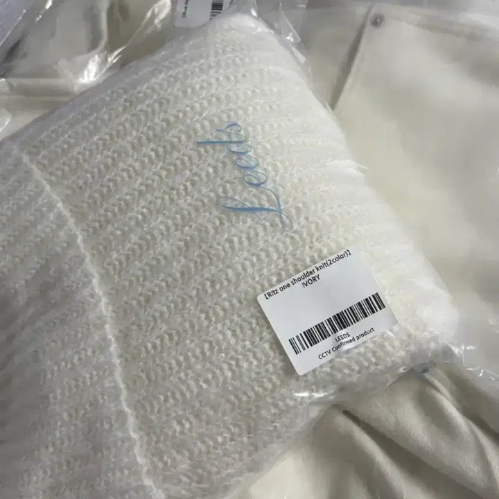 [BUNJANG] Leeds Ritz Off-Shoulder Knit Top / (실사o) 샵리즈 leeds 리츠 오프숄더 니트 아이보리 새상품