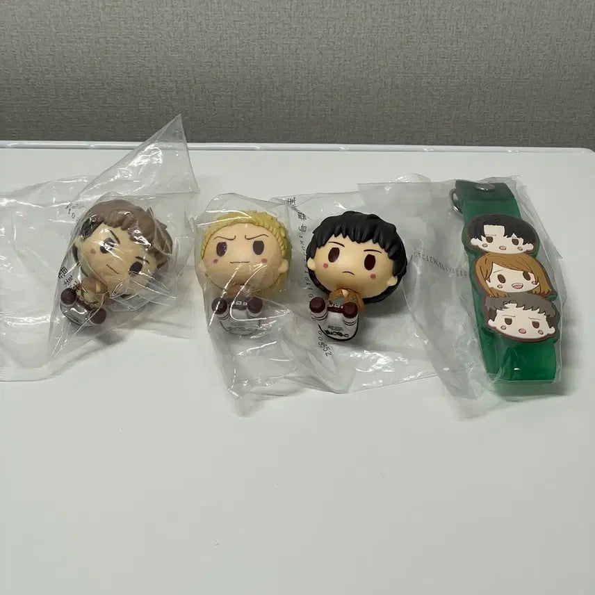 [BUNJANG] Attack on Titan Gacha Figure &amp; Keychain Set / 진격의 거인 피규어 가챠  &amp; 키홀더 세트