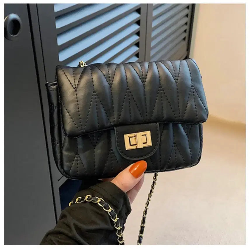 [BUNJANG] Quilted Chain Crossbody Bag / 퀼팅 체인 크로스백 블랙 미니백 / 체인백 / 크로스백 / 숄더백