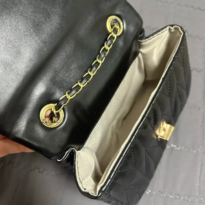 [BUNJANG] Quilted Chain Crossbody Bag / 퀼팅 체인 크로스백 블랙 미니백 / 체인백 / 크로스백 / 숄더백