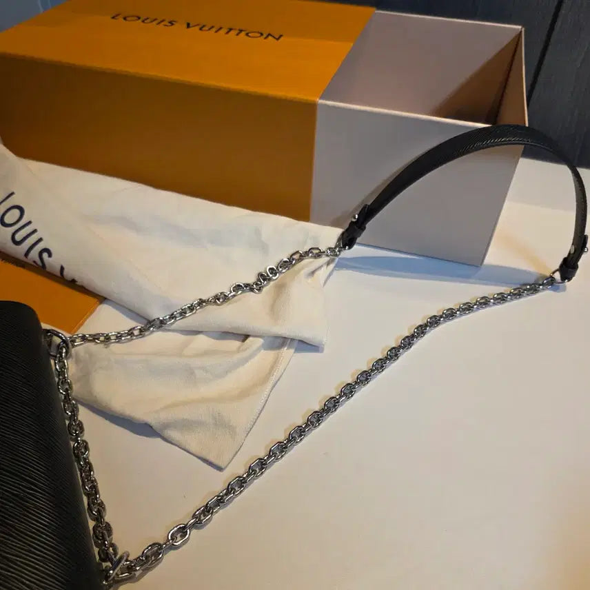 [BUNJANG] Louis Vuitton Twist MM Black Epi Leather Handbag / 루이비통 트위스트 MM 블랙 에피 가죽 은장