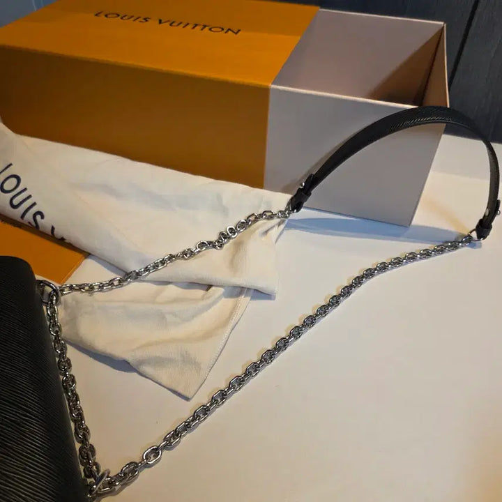[BUNJANG] Louis Vuitton Twist MM Black Epi Leather Handbag / 루이비통 트위스트 MM 블랙 에피 가죽 은장