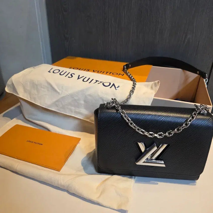 [BUNJANG] Louis Vuitton Twist MM Black Epi Leather Handbag / 루이비통 트위스트 MM 블랙 에피 가죽 은장