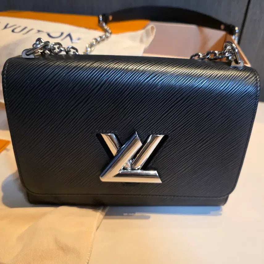 [BUNJANG] Louis Vuitton Twist MM Black Epi Leather Handbag / 루이비통 트위스트 MM 블랙 에피 가죽 은장