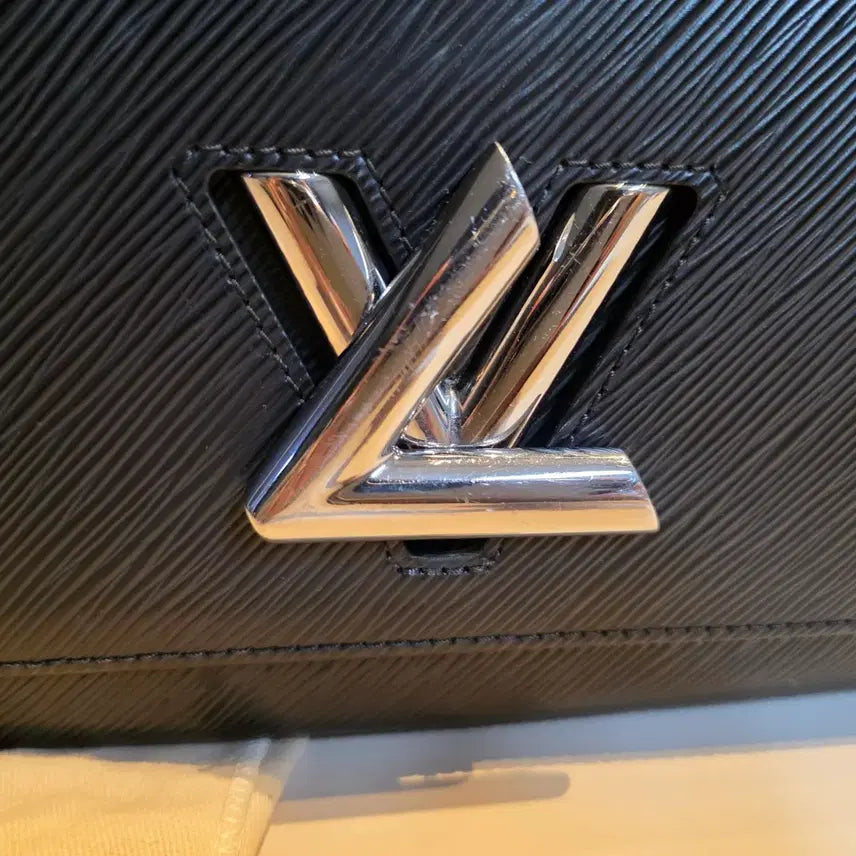 [BUNJANG] Louis Vuitton Twist MM Black Epi Leather Handbag / 루이비통 트위스트 MM 블랙 에피 가죽 은장