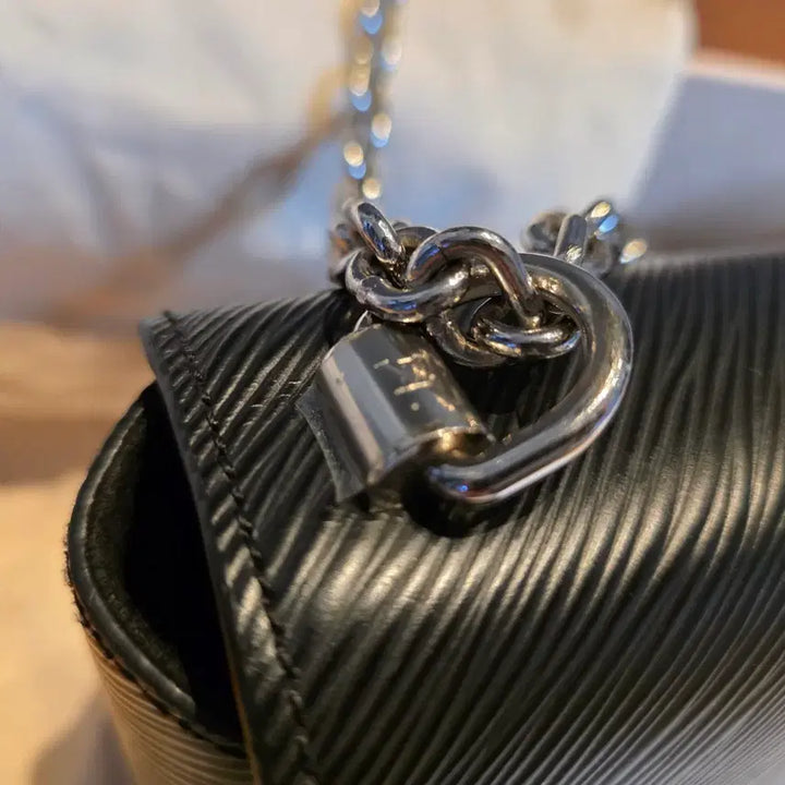 [BUNJANG] Louis Vuitton Twist MM Black Epi Leather Handbag / 루이비통 트위스트 MM 블랙 에피 가죽 은장