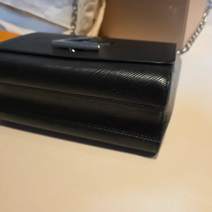[BUNJANG] Louis Vuitton Twist MM Black Epi Leather Handbag / 루이비통 트위스트 MM 블랙 에피 가죽 은장