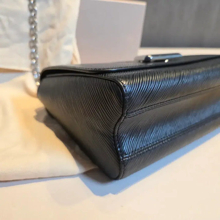 [BUNJANG] Louis Vuitton Twist MM Black Epi Leather Handbag / 루이비통 트위스트 MM 블랙 에피 가죽 은장