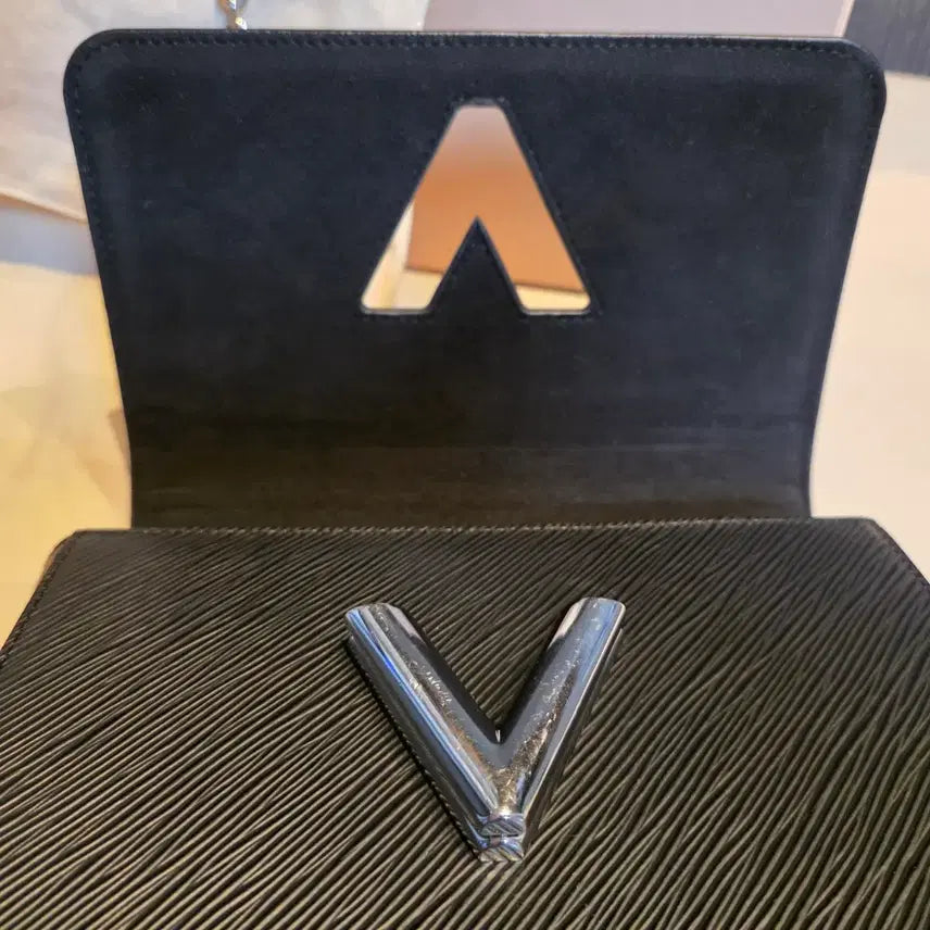 [BUNJANG] Louis Vuitton Twist MM Black Epi Leather Handbag / 루이비통 트위스트 MM 블랙 에피 가죽 은장
