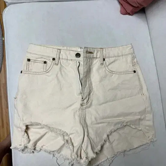 [BUNJANG] Ivory Denim Cut-off Shorts (Size S) / 5/26까지 아이보리 데님 숏팬츠 (s)