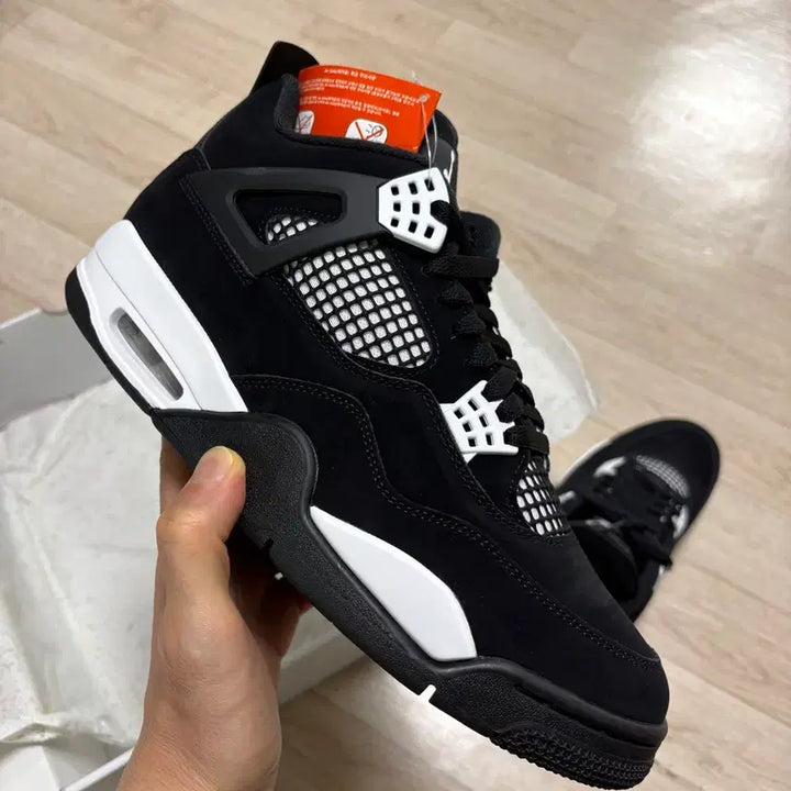 [BUNJANG] Nike Jordan 4 White Thunder Sneakers / [새제품] 나이키 조던4 화이트썬더 300사이즈