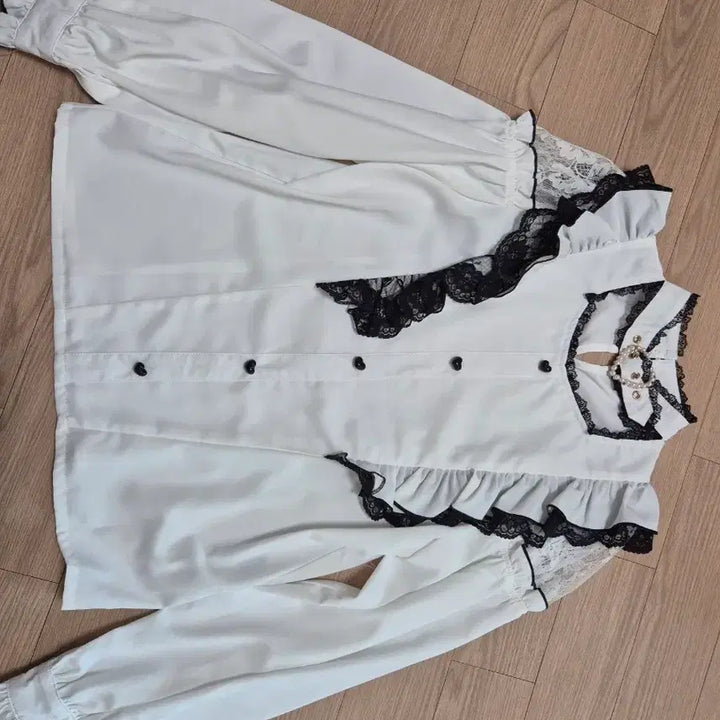 [BUNJANG] Rosita Heart Buckle Blouse White/Black / 로지타 하트버클 블라우스 흰검