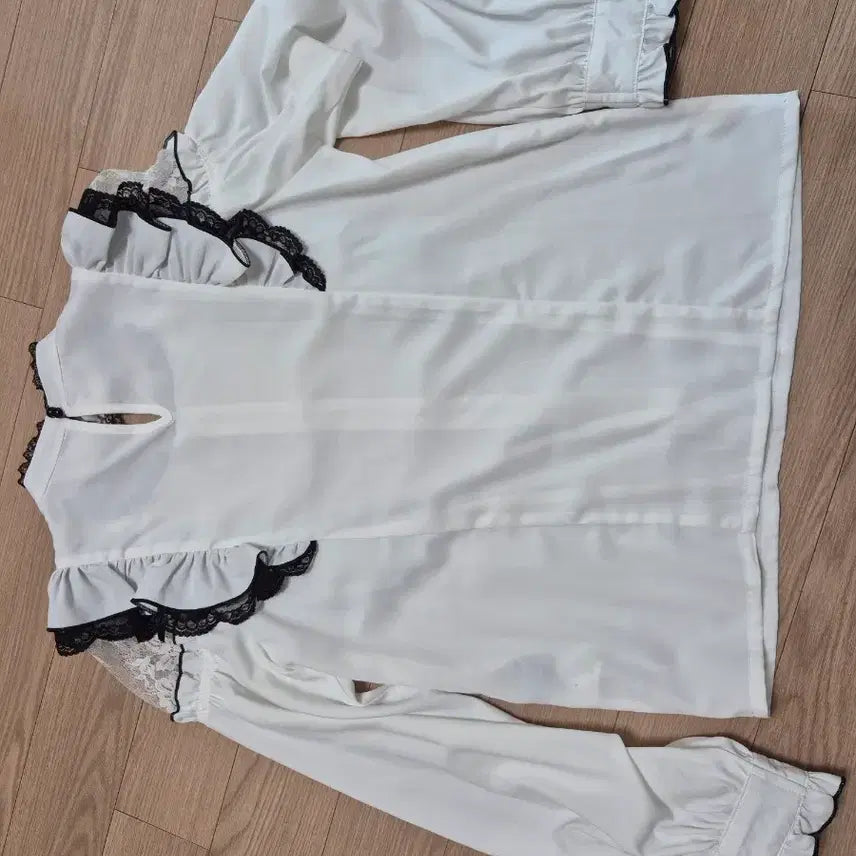 [BUNJANG] Rosita Heart Buckle Blouse White/Black / 로지타 하트버클 블라우스 흰검