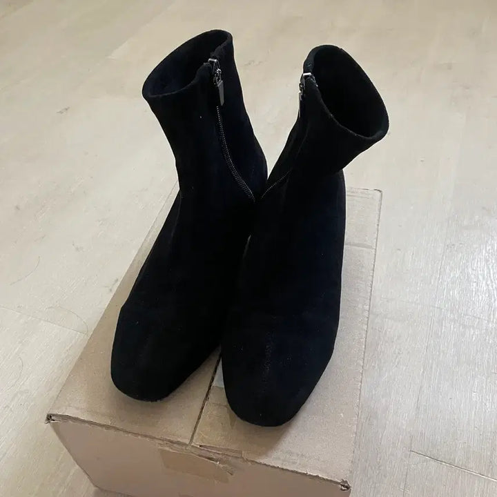 [SOLD OUT] 블랙 스웨이드 앵클 부츠 235