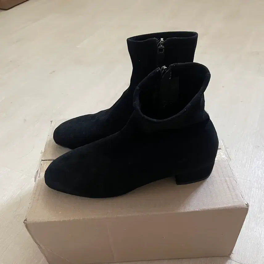 [SOLD OUT] 블랙 스웨이드 앵클 부츠 235
