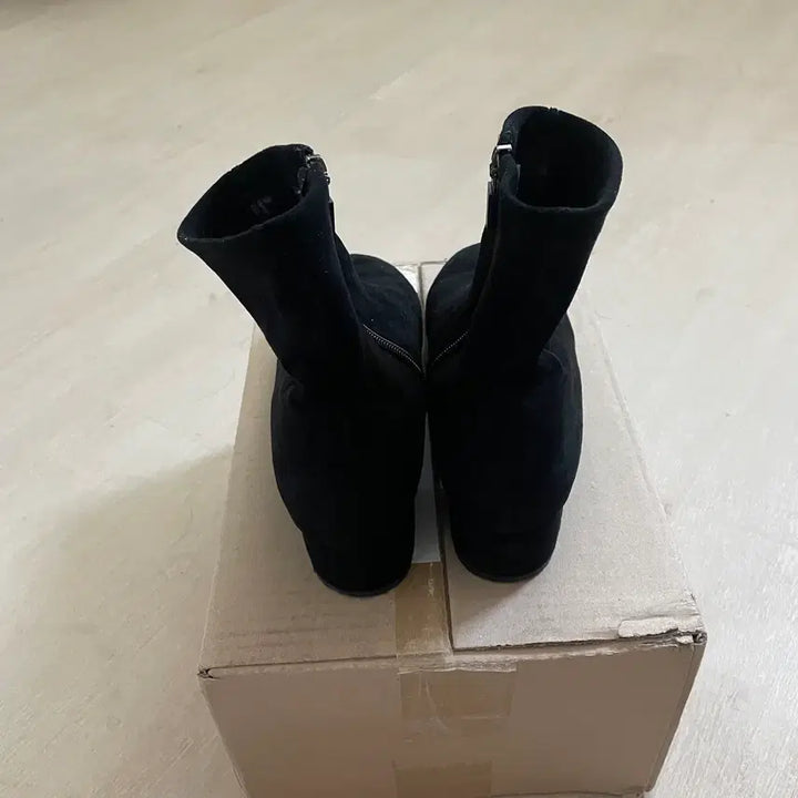 [SOLD OUT] 블랙 스웨이드 앵클 부츠 235