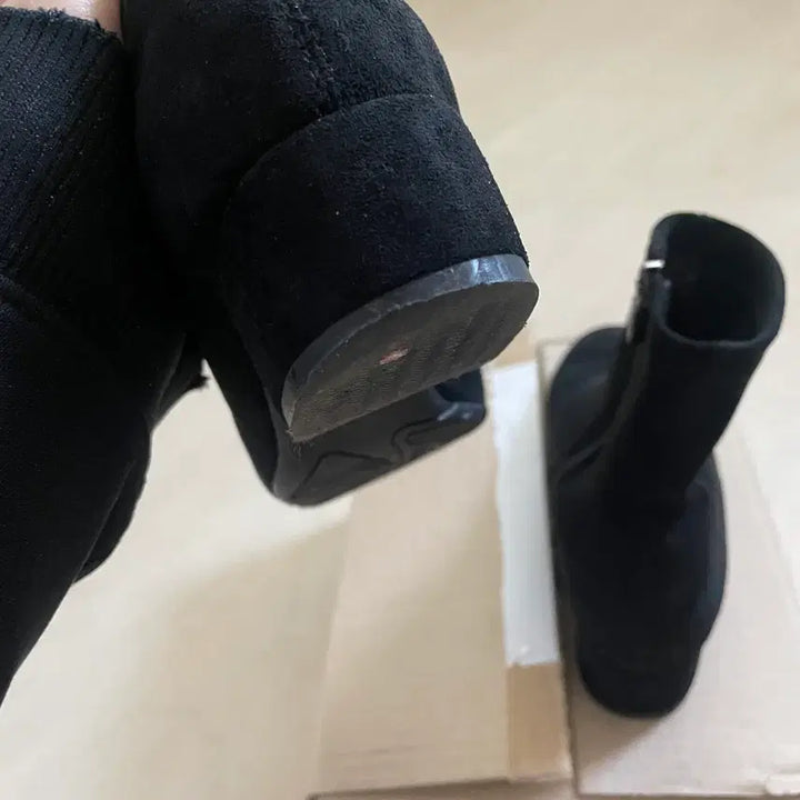 [SOLD OUT] 블랙 스웨이드 앵클 부츠 235