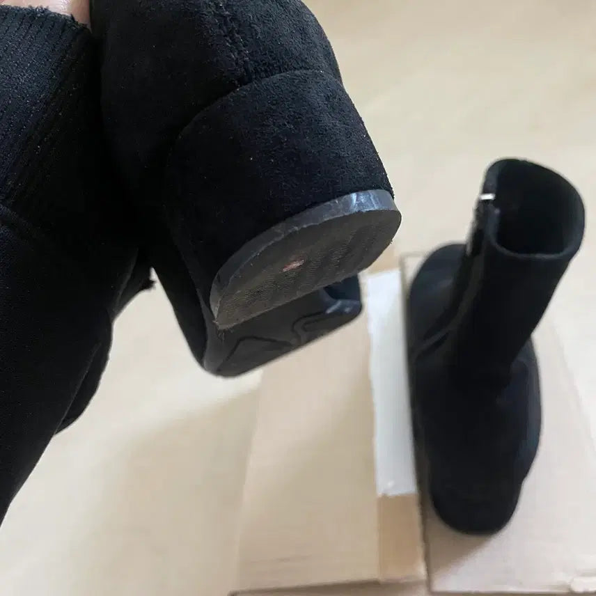 [SOLD OUT] 블랙 스웨이드 앵클 부츠 235