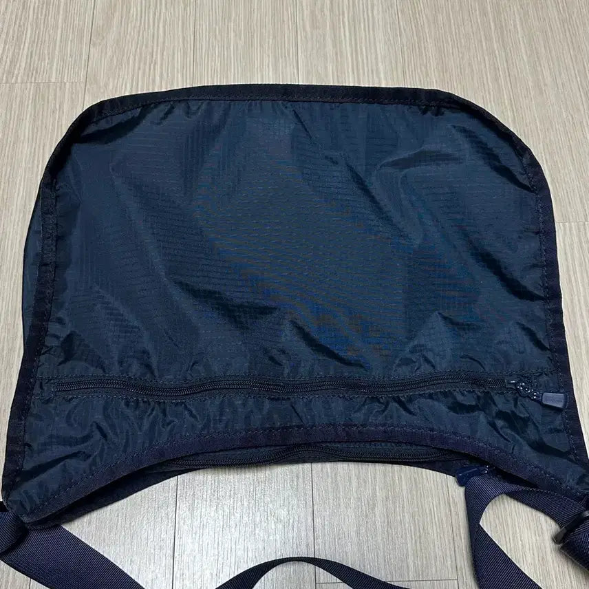 [BUNJANG] Mongrel Crossbody Bag (Navy) / 몽벨 크로스백(네이비) 판매합니다.