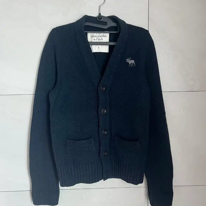 [BUNJANG] Abercrombie &amp; Fitch Reindeer Navy Cardigan [S] / 아베크롬비 그레이 순록 네이비 가디건 [S]