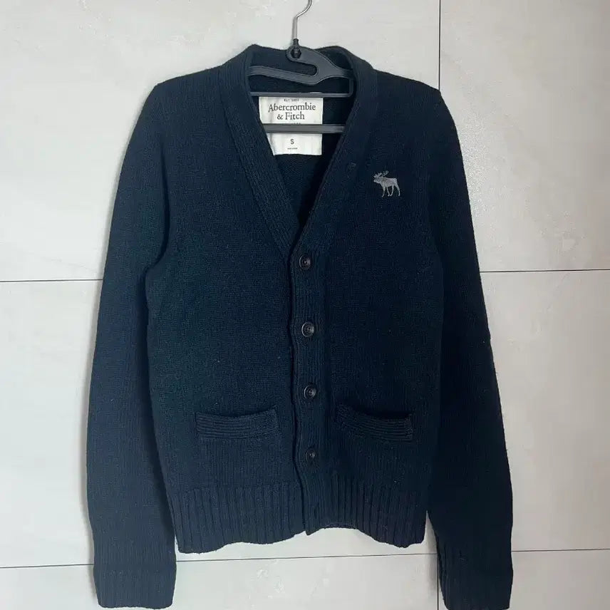 [BUNJANG] Abercrombie &amp; Fitch Reindeer Navy Cardigan [S] / 아베크롬비 그레이 순록 네이비 가디건 [S]