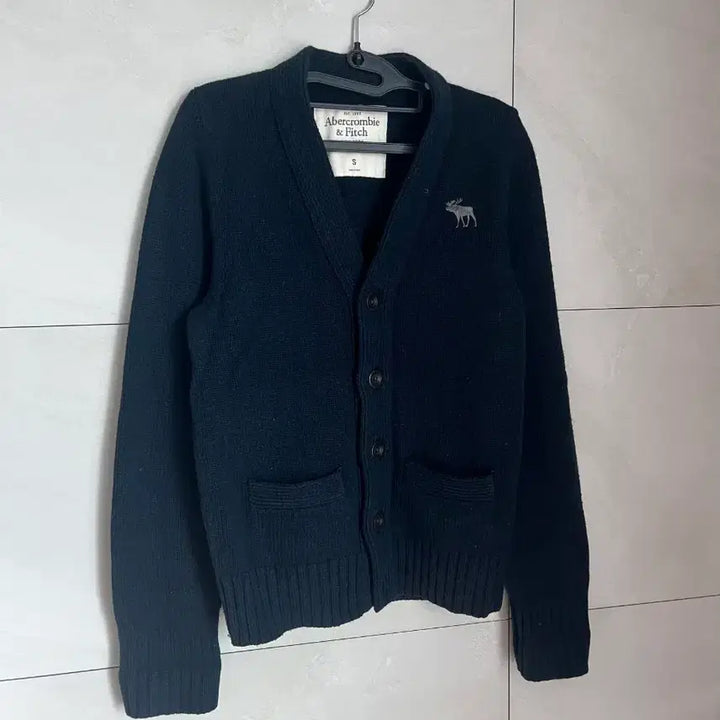 [BUNJANG] Abercrombie &amp; Fitch Reindeer Navy Cardigan [S] / 아베크롬비 그레이 순록 네이비 가디건 [S]