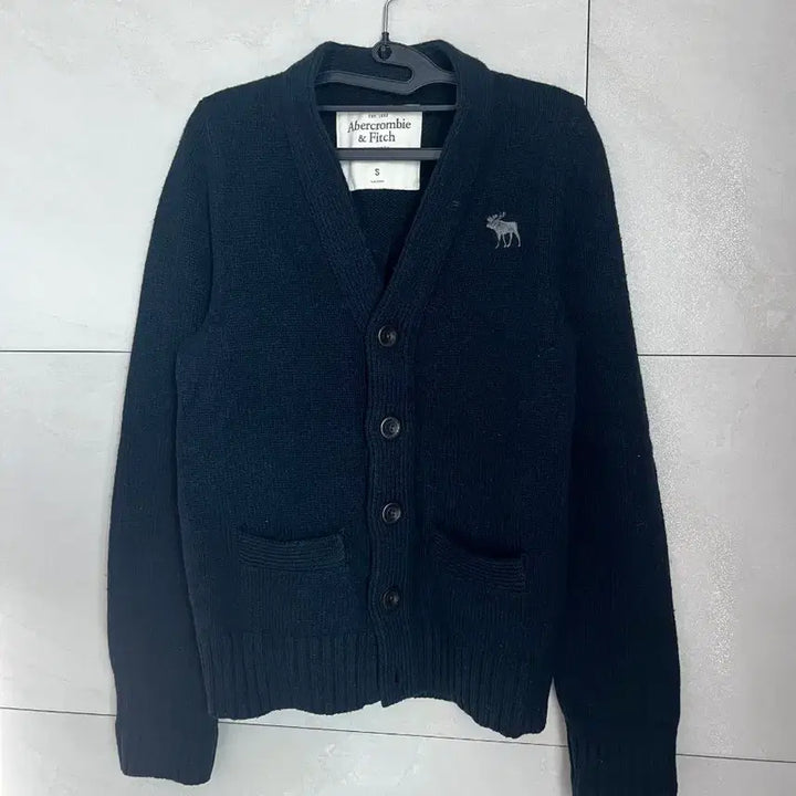 [BUNJANG] Abercrombie &amp; Fitch Reindeer Navy Cardigan [S] / 아베크롬비 그레이 순록 네이비 가디건 [S]