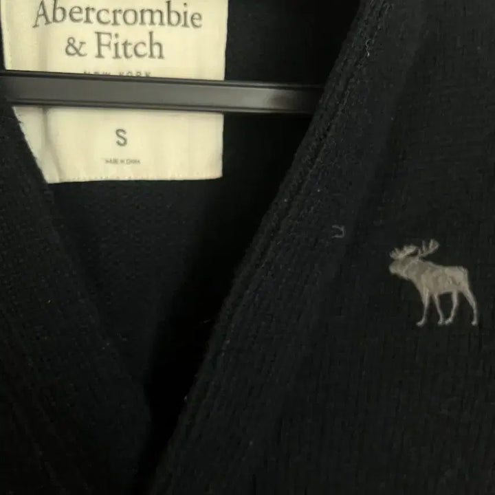 [BUNJANG] Abercrombie &amp; Fitch Reindeer Navy Cardigan [S] / 아베크롬비 그레이 순록 네이비 가디건 [S]
