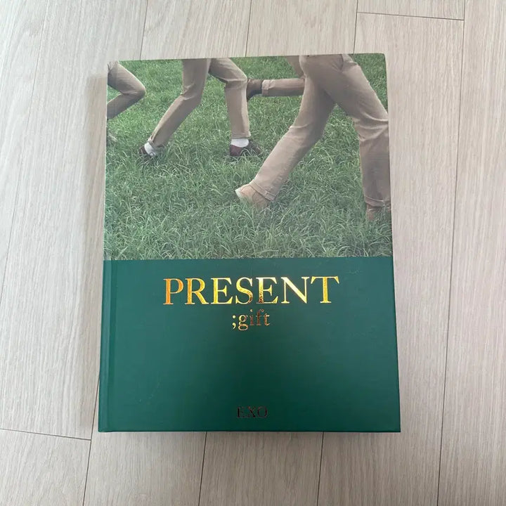 [BUNJANG] EXO PRESENT;gift Photobook / EXO 화보집 PRESENT;gift 판매