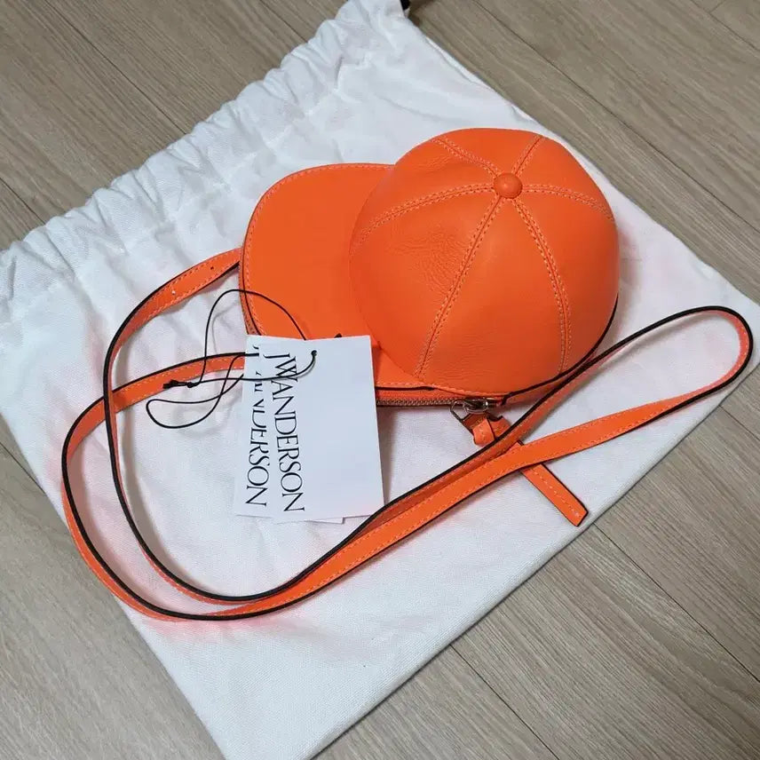 [BUNJANG] JW Anderson Cap Bag Medium Crossbody / JW앤더슨 캡백 미디 (새상품급)