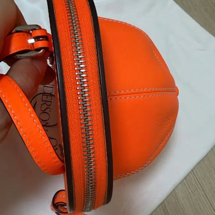 [BUNJANG] JW Anderson Cap Bag Medium Crossbody / JW앤더슨 캡백 미디 (새상품급)