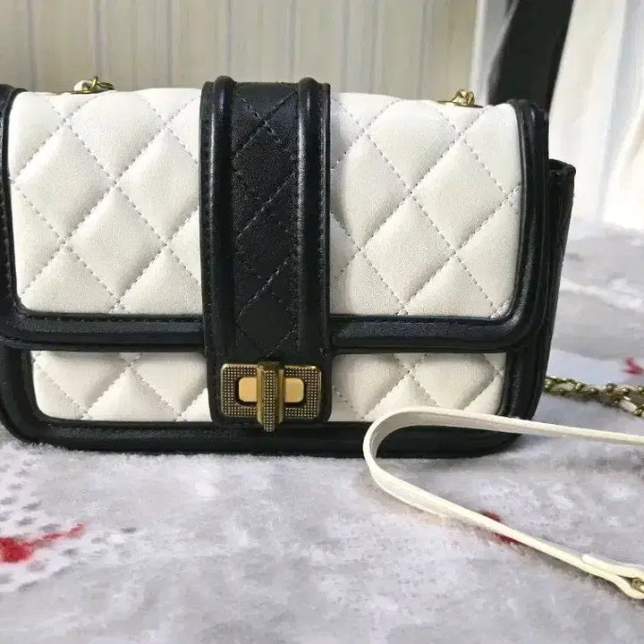 [BUNJANG] Quilted Chain Mini Crossbody Bag (Black) / 여성 퀄팅 체인 미니 크로스백 블랙 (상태좋음)