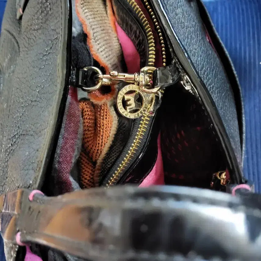[BUNJANG] Metrocity Black Leather Tote Bag Charm / 메트로시티 블랙 가죽 토트백 참장식