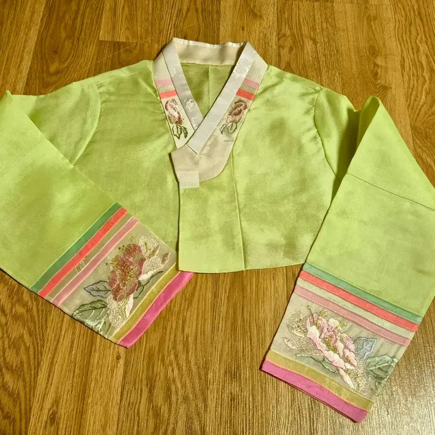 [BUNJANG] Green Ramie Embroidered Hanbok Jacket / 연두색 인견 꽃 자수 한복 저고리