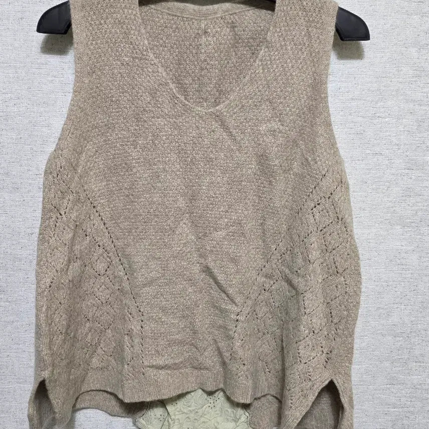 [BUNJANG] Beige V-Neck Knit Vest / 베이지 니트 조끼