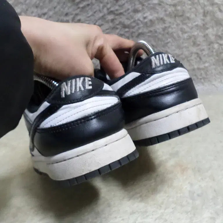 [BUNJANG] Nike Dunk Low Panda Sneakers / 후루룩구제 245 나이키 덩크로우 범고래 운동화 스니커즈 중고 신발