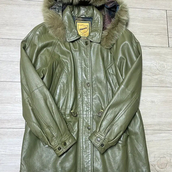 [BUNJANG] Edward Olive Green Lambskin Fur Hooded Coat L / Edward 올리브색 양가죽 퍼 후드 코트 L