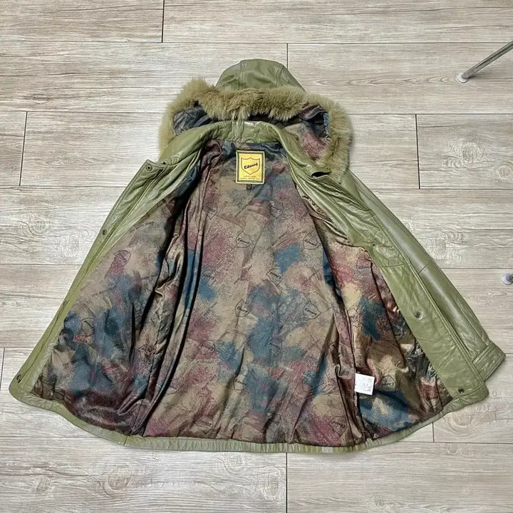 [BUNJANG] Edward Olive Green Lambskin Fur Hooded Coat L / Edward 올리브색 양가죽 퍼 후드 코트 L