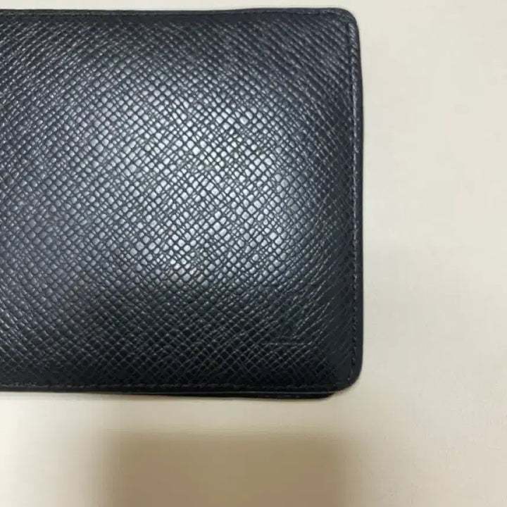 [BUNJANG] Louis Vuitton Taiga Leather Bi-fold Wallet / 루이비통 반지갑 타이가 블랙