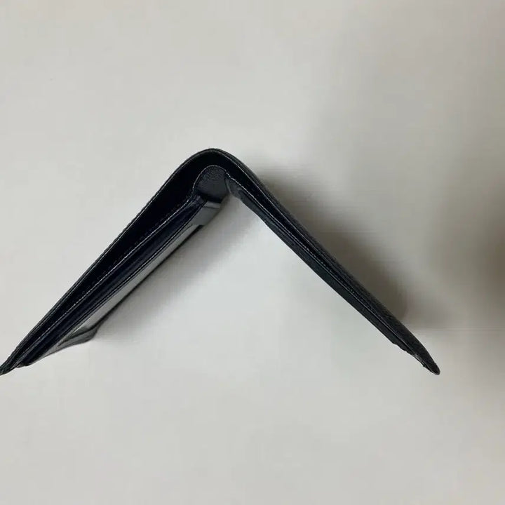 [BUNJANG] Louis Vuitton Taiga Leather Bi-fold Wallet / 루이비통 반지갑 타이가 블랙