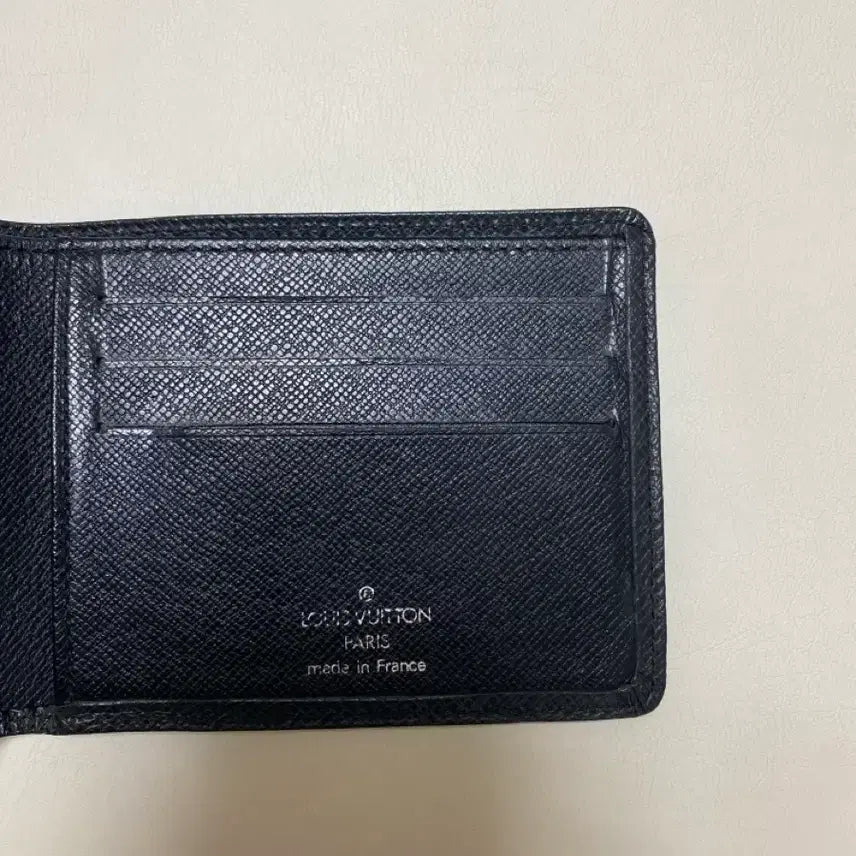 [BUNJANG] Louis Vuitton Taiga Leather Bi-fold Wallet / 루이비통 반지갑 타이가 블랙