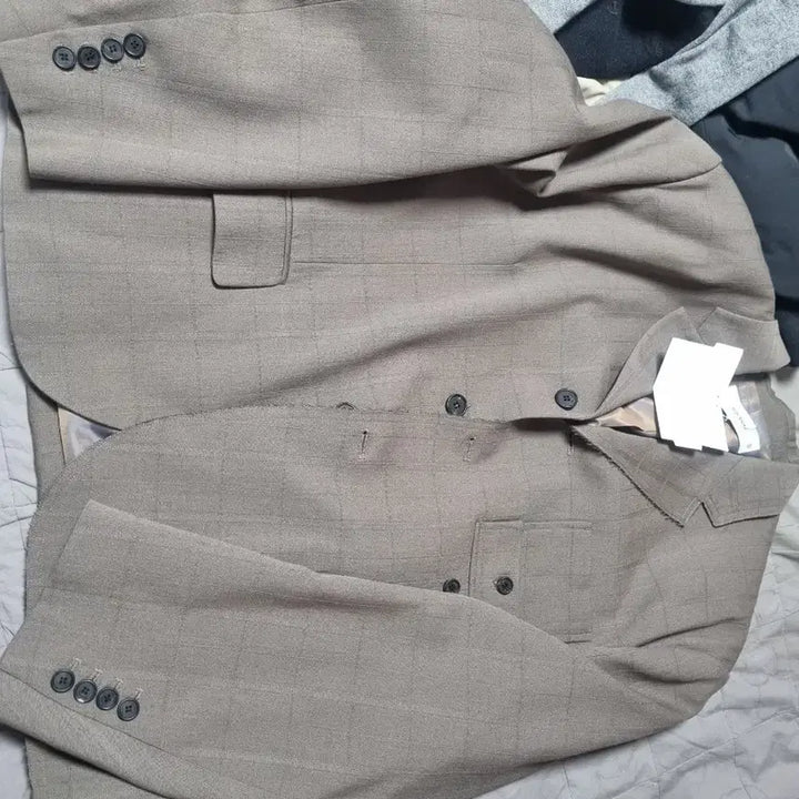 [BUNJANG] WAYV 3-Button Cutout Tailored Jacket Brown / 웨이비니스 3버튼 컷아웃 테일러드 자켓 브라운 1