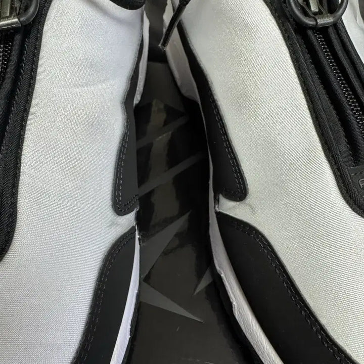 [BUNJANG] Nike x Comme des Garçons Air Max Thunder SP White Black Sneakers / 나이키X꼼데가르송 에어맥스 썬더 SP 화이트 블랙 (290)