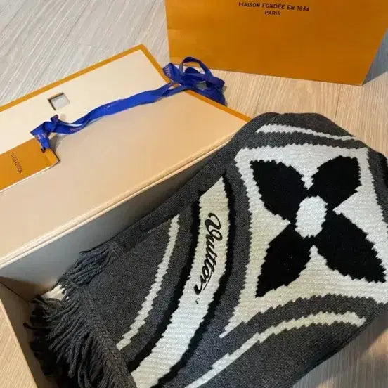 [BUNJANG] Louis Vuitton Graphic Flower Scarf / 루이비통 그래픽 플라워 스카프 머플러