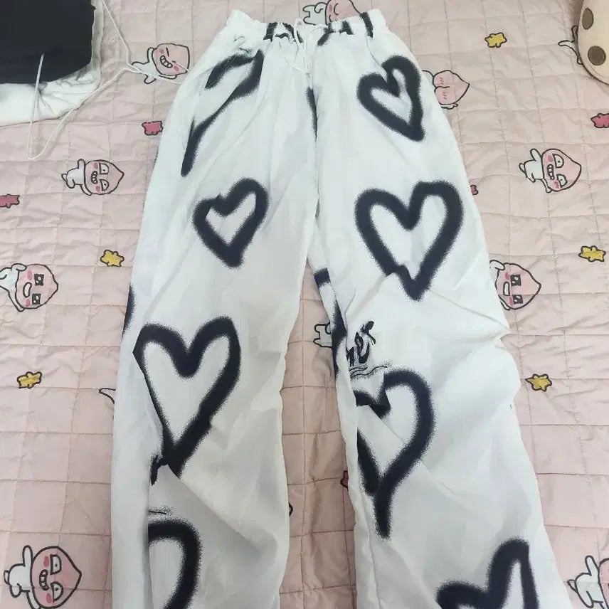 [BUNJANG] The Pink Wide Training Pants / 더핑크 하트 프린팅 와이드 트레이닝 팬츠