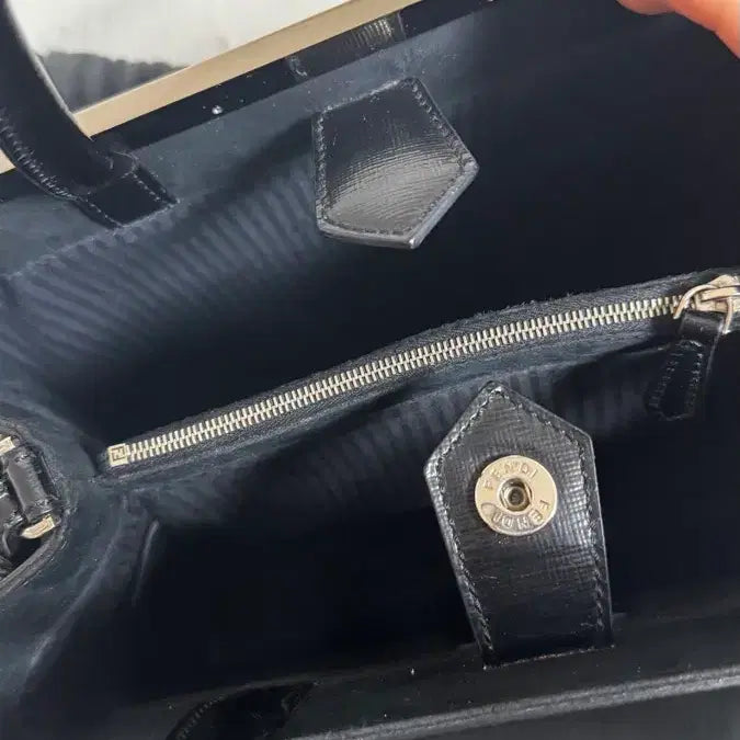 [SOLD OUT] <처분가> Fendi 펜디 투쥬르 페이던트 블랙 토트백 숄더백