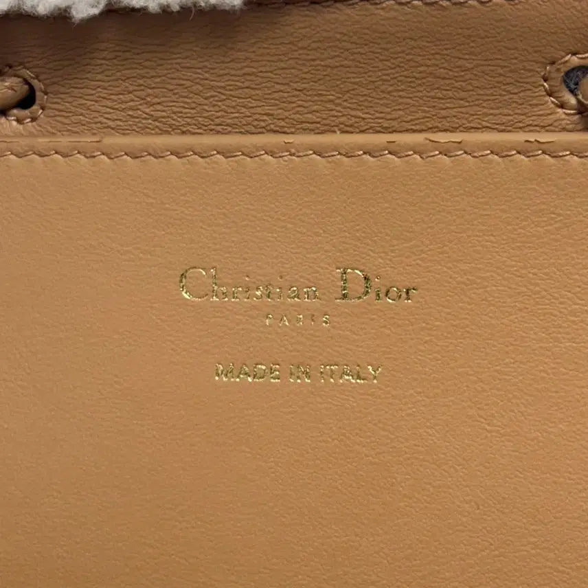 [BUNJANG] Dior Shearling Caro Backpack / S+ / 미디움 / 디올 시어링 카로 백팩