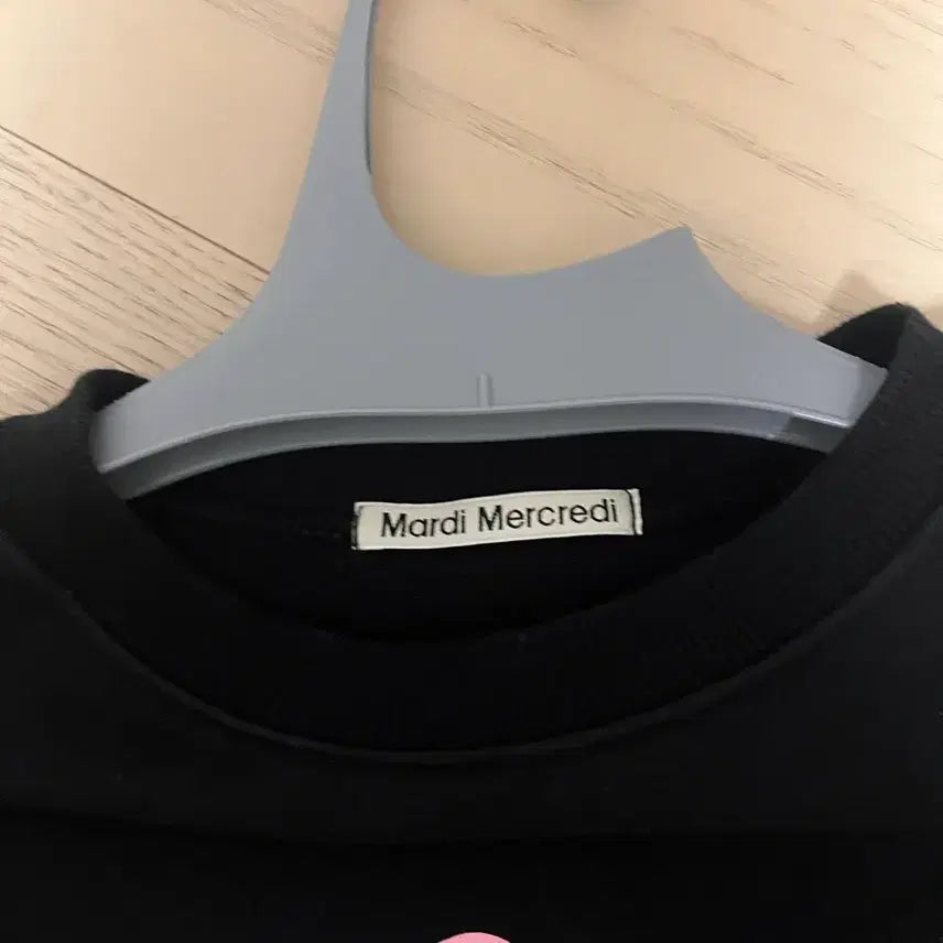 [SOLD OUT] 마르디 메크르디 플라워 맨투맨 블랙